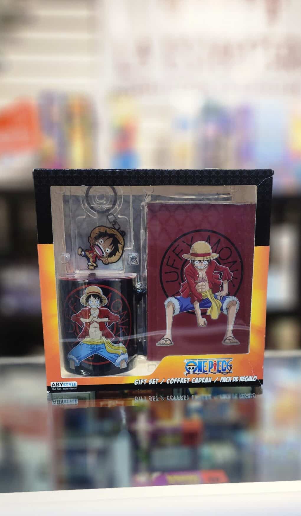 2025/06/1000064327-scaled.jpg ABYStyle Set De Regalo, One Piece, Monkey D Luffy Taza, llavero y Diario de Bolsillo 3 Pack